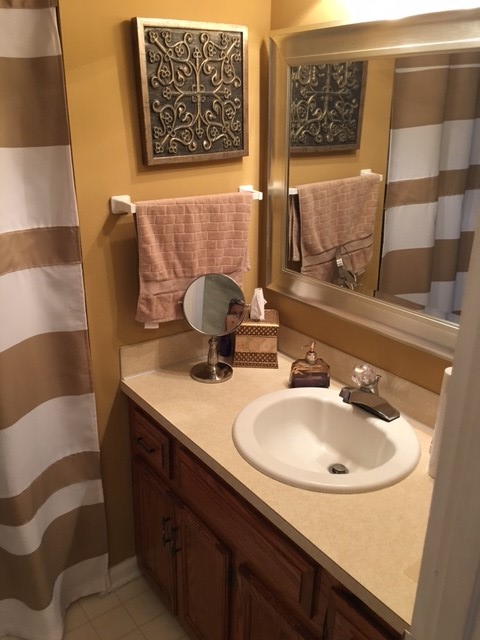 Full Bathroom - Huffman Street Apartments