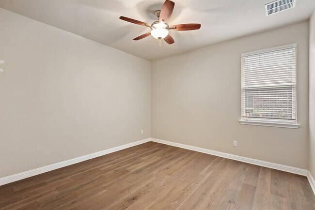 Building Photo - 880 Wild Rose Dr