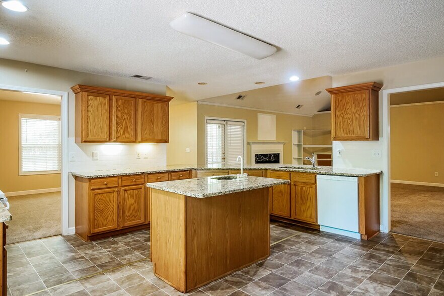 Building Photo - 5191 Memorial Ln SW