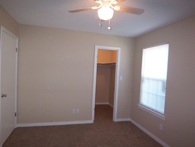 Building Photo - 727 Valley Ridge Way
