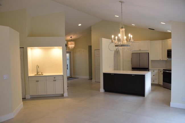 Building Photo - 210 Canterbury Dr W