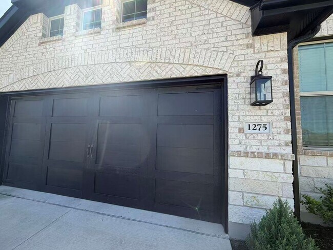 Building Photo - Move-in ready and like-new! Washer, dryer, and refrigerator Included.