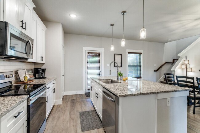 Building Photo - Beautifully Updated 3 Bed, 2.5 Bath in Pea...