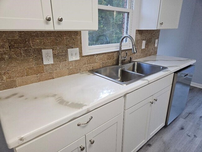 Building Photo - FOR RENT in NORTH COLUMBUS - Double Churches Area - Available Now!