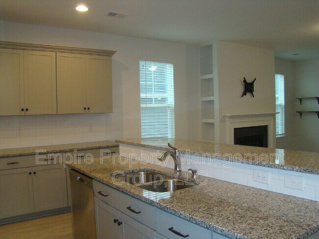 Building Photo - 1326 Montford Dr