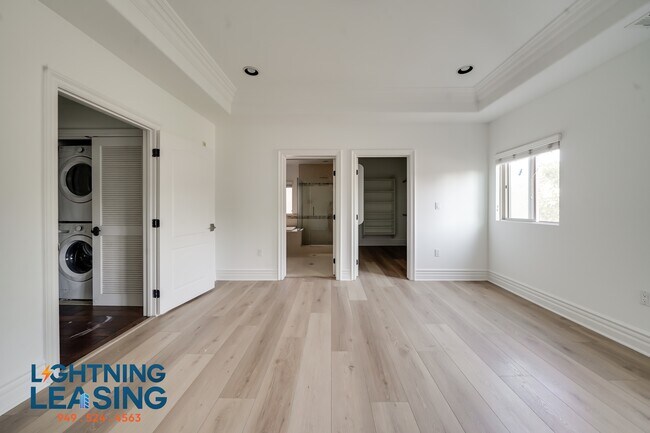 Building Photo - 10641 Woodbridge St