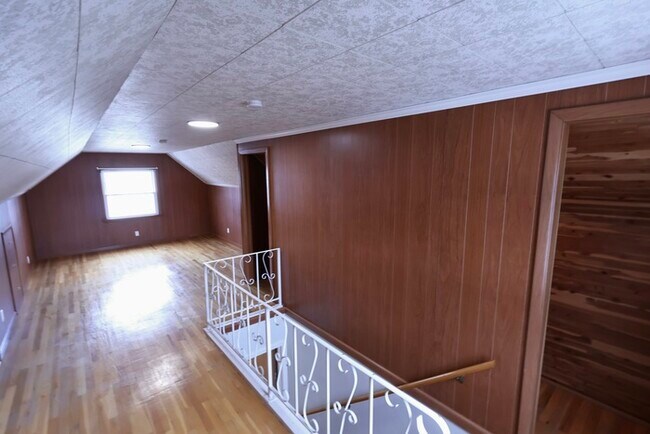 Building Photo - 774 E Archwood Ave