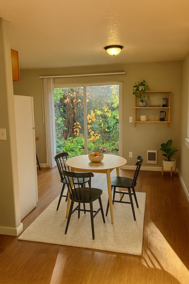 Building Photo - Townhouse, 1.5 bath, w/d in unit, private back patio, all dogs welcome!