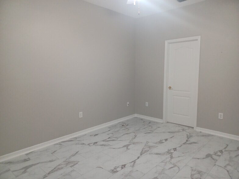 Building Photo - 2250 Candlewood Ln E