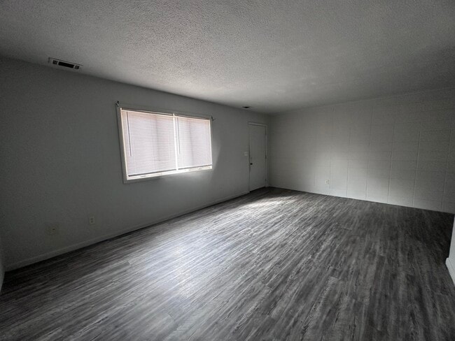 Building Photo - 1005-9 Oak-