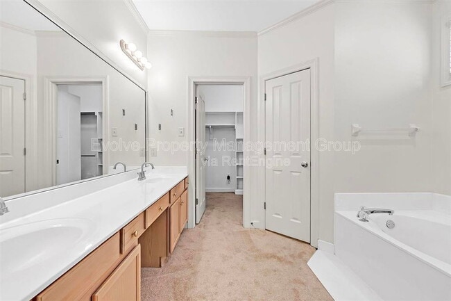 Building Photo - 7520 Crystal Lake Dr