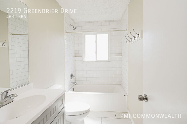 Building Photo - 2219 Greenbrier Dr