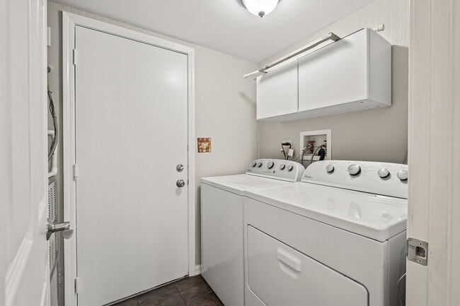 Building Photo - 7918 Knottingham Cir