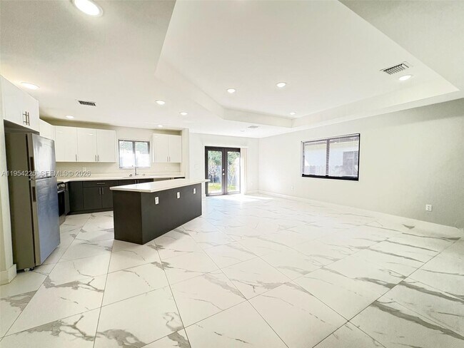 Building Photo - 2518 NW 9th Pl