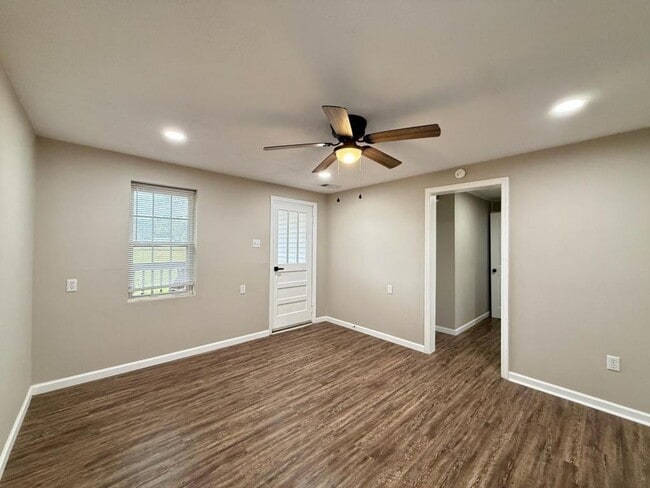 Building Photo - 11025-11107 107 Cutoff