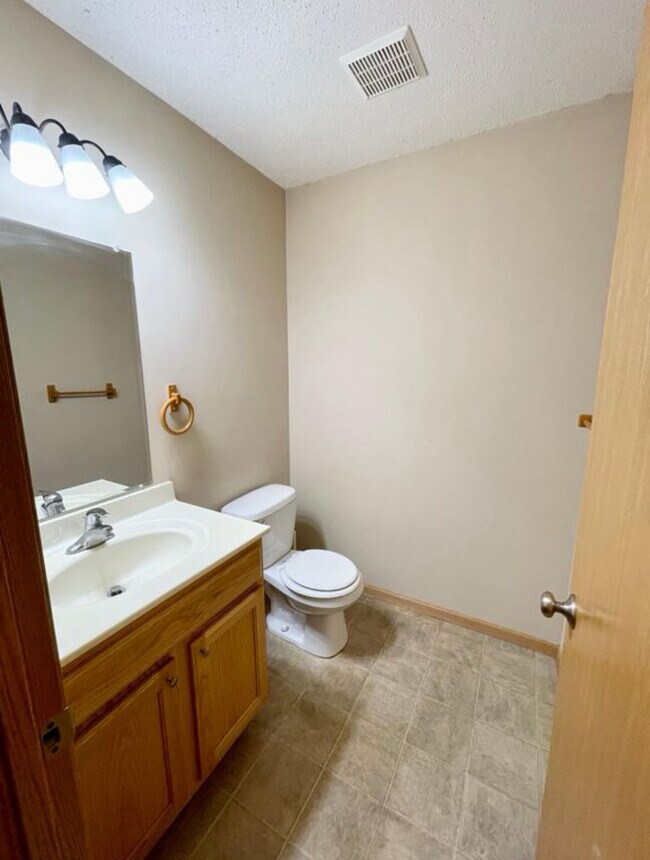 Half bath - 10172 Stutz Ct NE