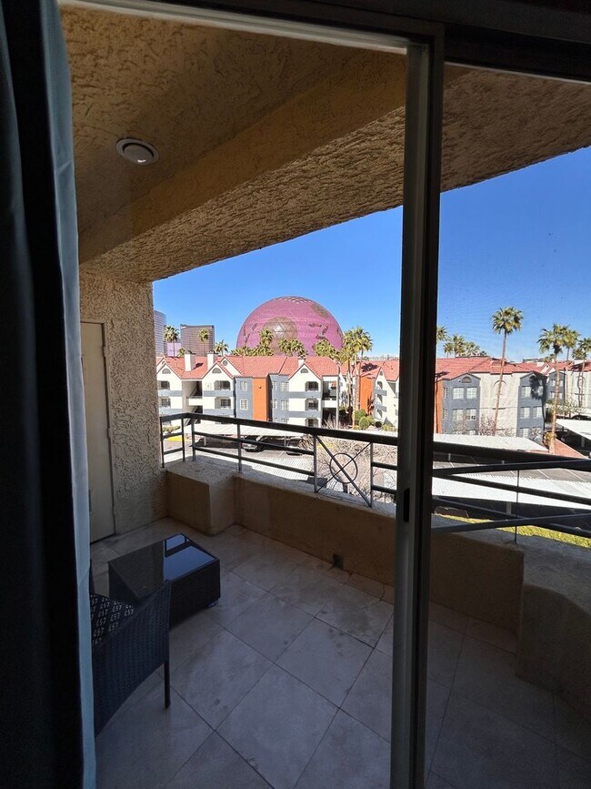 Building Photo - Beautiful  furnished 1 bedroom with a view of the Sphere!