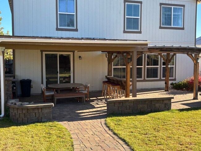 Building Photo - Wonderful 3 bedroom + Loft, 2.5 bathroom h...