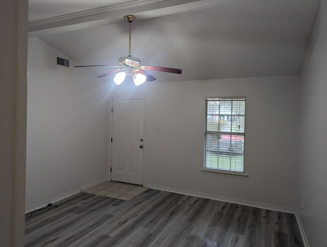 Building Photo - 3/2 Oakridge West Subdivision