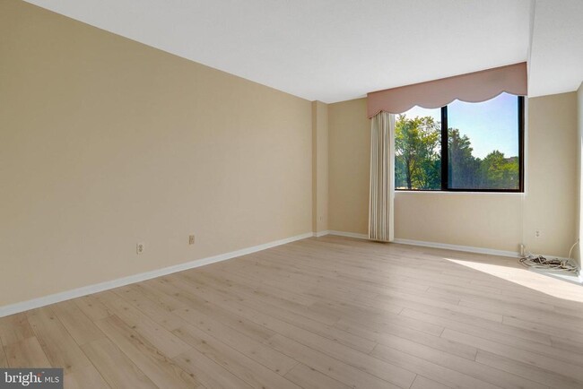Building Photo - 3713 S George Mason Dr