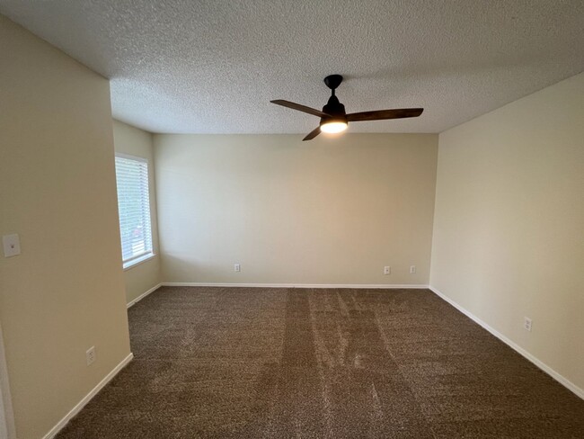 Building Photo - Updated 2 bedroom condo located in a gated...