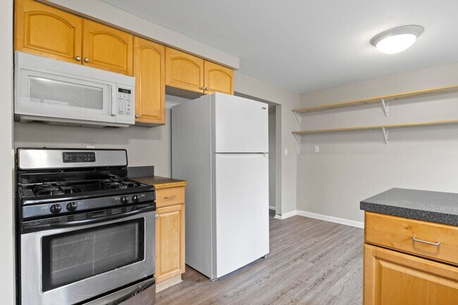 Building Photo - Hardwood Floors- Large Space - Garage