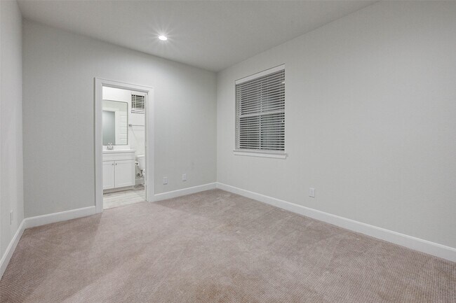 Building Photo - 2808 Grand Fountains Dr