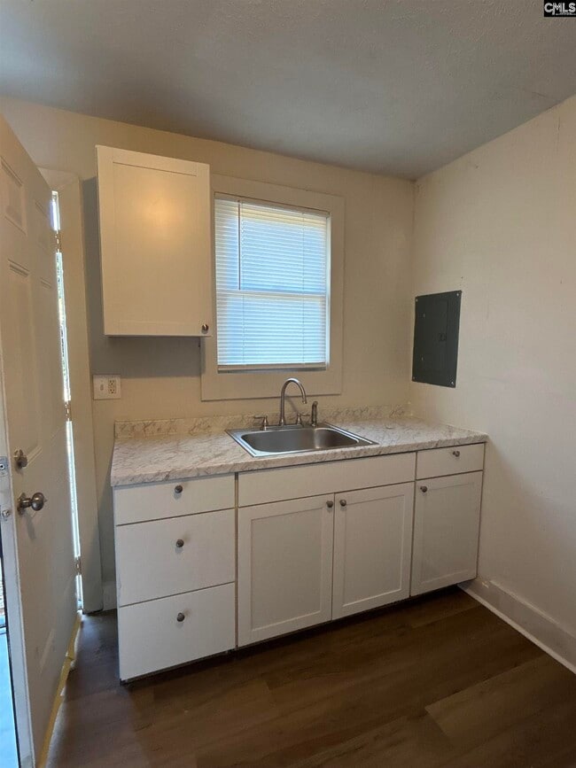 Building Photo - 2327 Laurie St