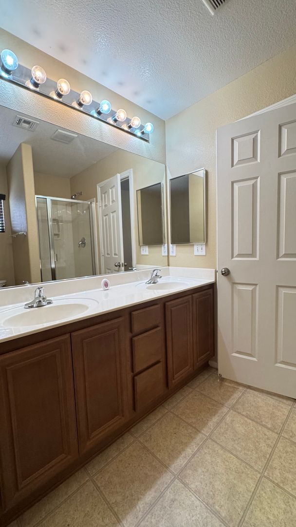 Building Photo - Wonderful Southwest 3 Bedroom Home