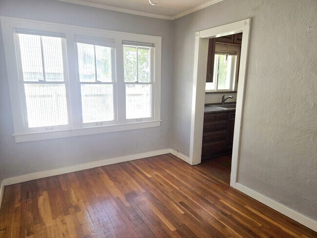 Building Photo - 1406 E Earll Dr