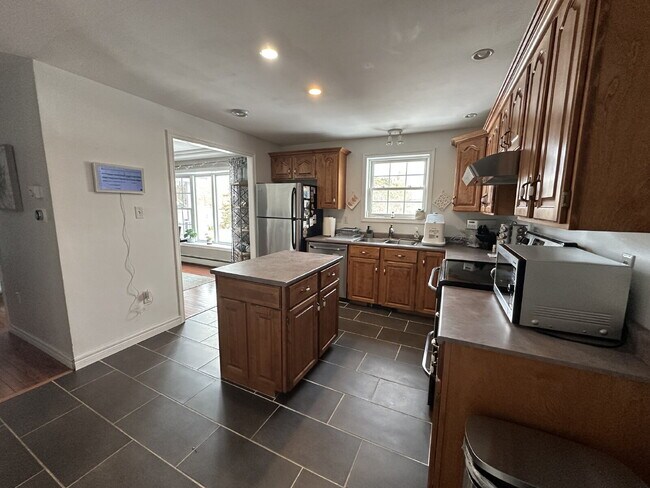 Building Photo - Executive-Style 3BR Single-Family Home on Quiet Dead-End Street – South Portland