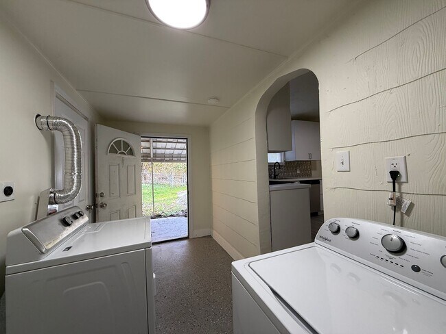 Building Photo - Updated 2BR Townhouse with off street park...