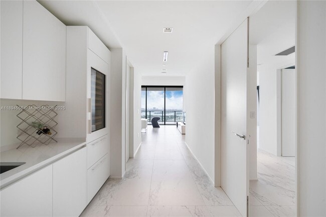 Building Photo - 1000 Biscayne Blvd