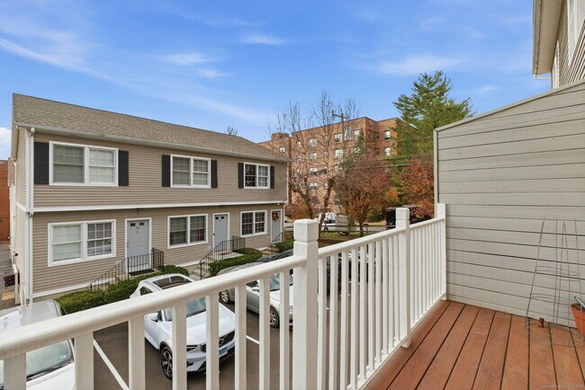 Building Photo - 48 Strawberry Hill Ave