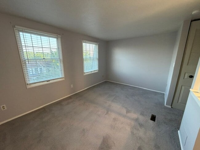 Building Photo - Beautiful Townhouse for Rent