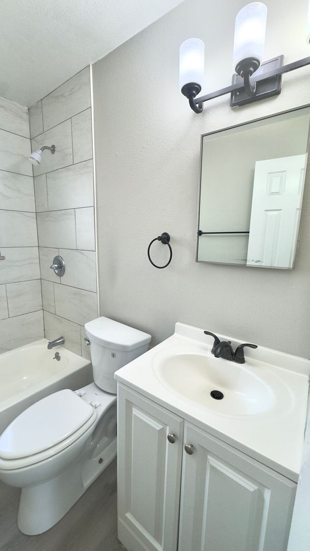 Building Photo - 2915 Straus Ln