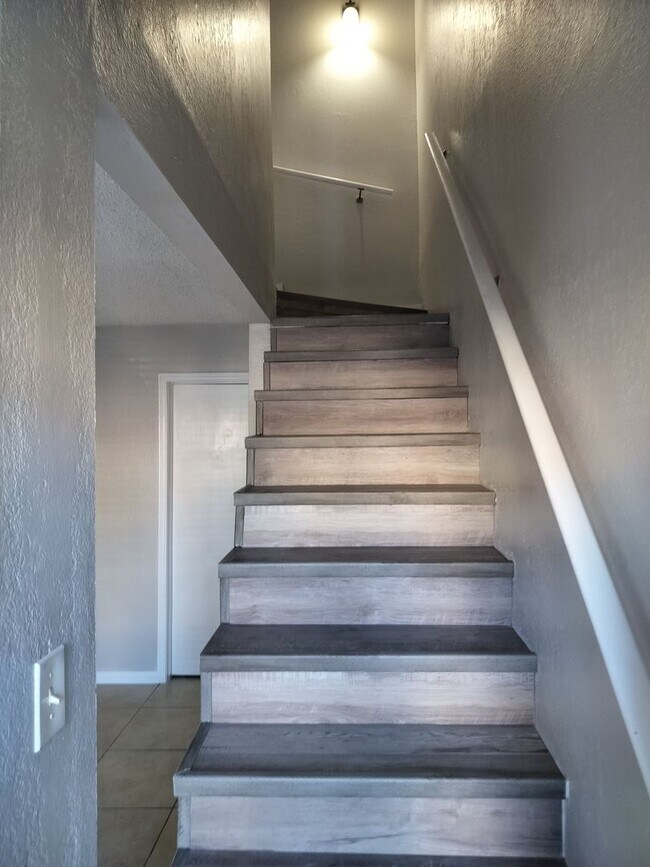 Building Photo - 2 Bedroom 1.5 Bathroom Townhouse with granite countertops and washer/dryer provided