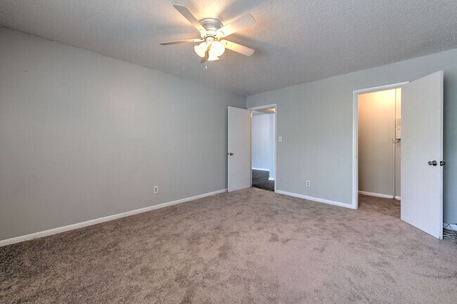 Building Photo - Nice and spacious condo on the 3rd with washer and dryer, near USF and I-75