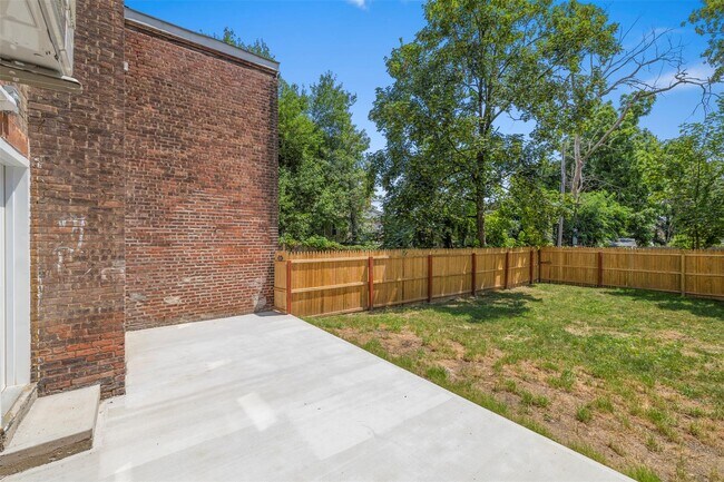 Building Photo - 135 3rd St