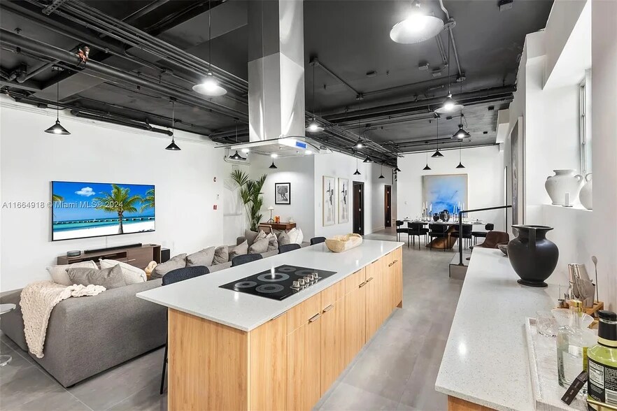 Primary Photo - 2201 Collins Ave