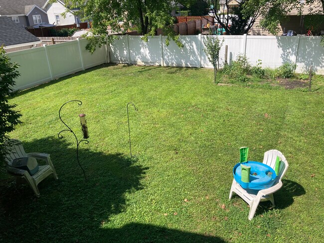 Spacious yard - garden - children - 513 6th Ave