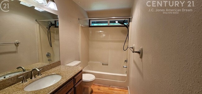 Building Photo - 3 Bed 2 Bath Home w/Attached Garage