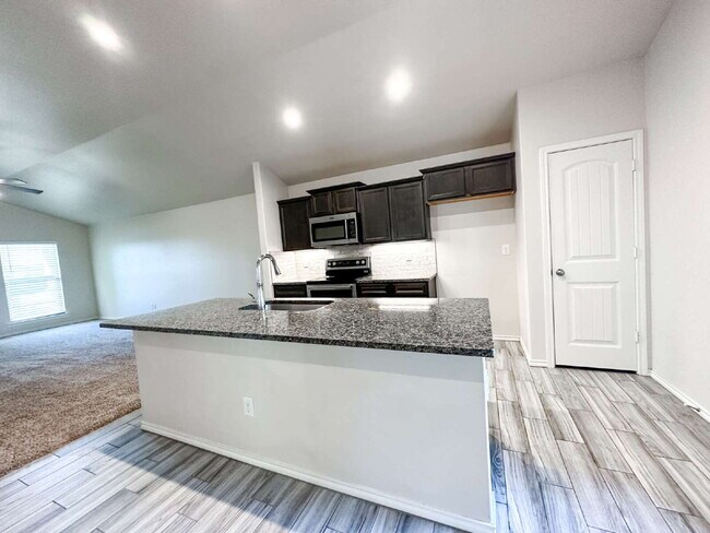 Building Photo - 3/2/2 Home in Windstone!