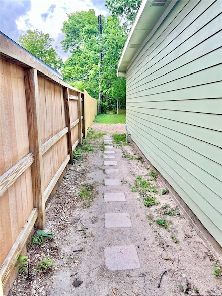 Building Photo - 1010 15th Ave N