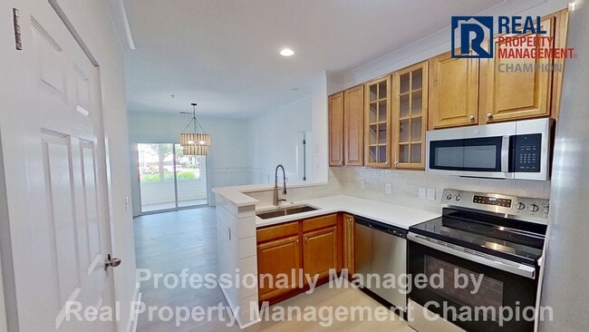 Building Photo - Beautifully Updated 2 BD/2 BA with Screened Porch & Modern Finishes