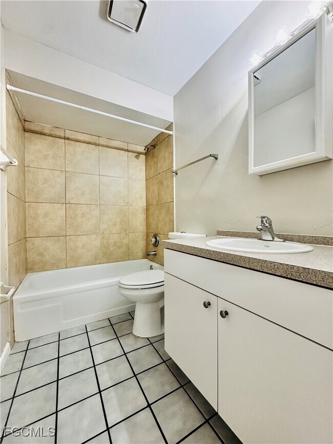 Building Photo - 706 SE 13th Ct