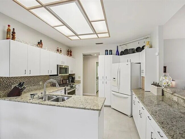 Building Photo - "Pool Home! Spacious 3-Bed, 2-Bath Gem on Shoreline Drive, Clearwater"