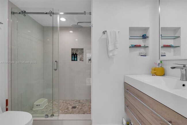 Building Photo - 1155 Brickell Bay Dr