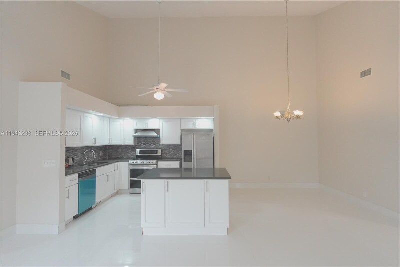 Building Photo - 518 NE 48th St