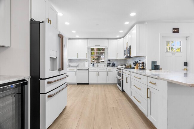 Building Photo - 240 Santa Lucia Dr